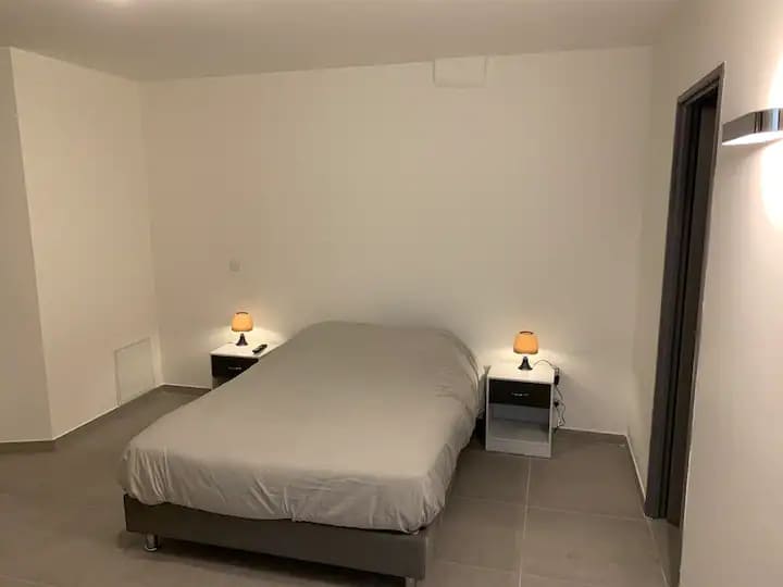 Location d'un logement entier : Grande chambre / Appartement Clara à Chambéry